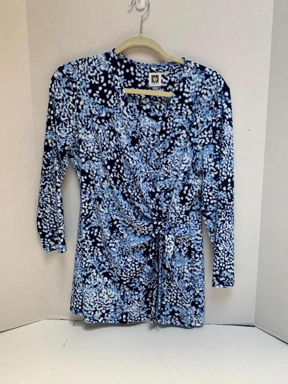 NWOT Anne Klein Womans Size Medium Abstract Blue White Blouse Shirt Top